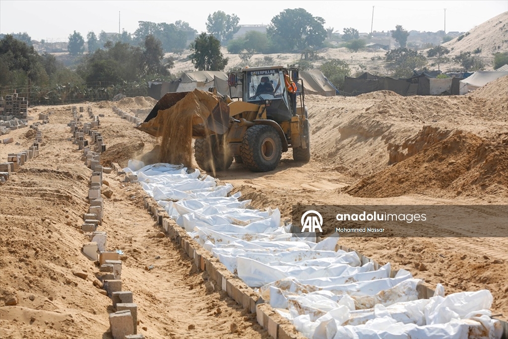 Gazze’de kimliği belirlenemeyen 38 Filistinli toplu mezara defnedildi