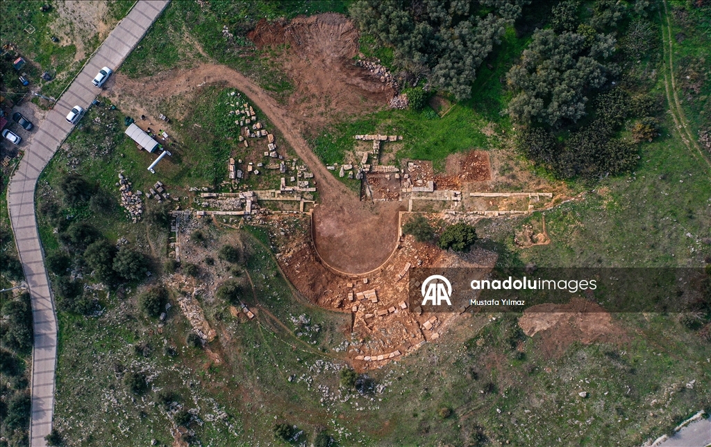 Gölyazı'daki antik tiyatroda seyirci basamakları orijinal yerlerine yerleştiriliyor