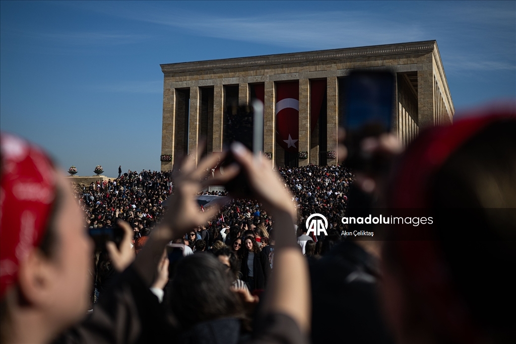 Anıtkabir'de ziyaretçi akını