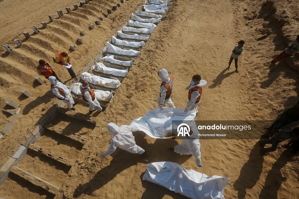 Gazze’de kimliği belirlenemeyen 38 Filistinli toplu mezara defnedildi