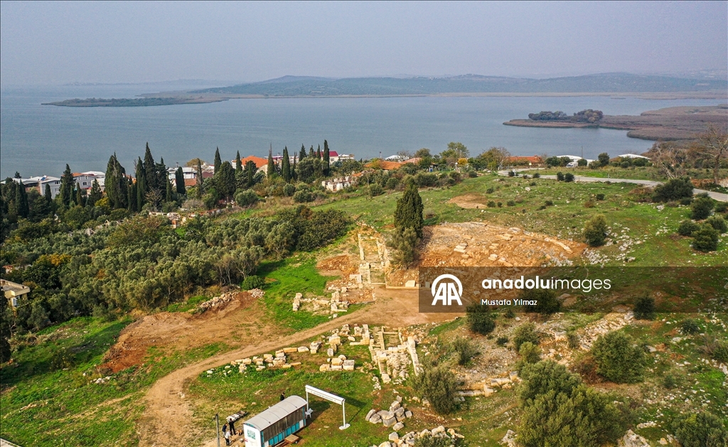 Gölyazı'daki antik tiyatroda seyirci basamakları orijinal yerlerine yerleştiriliyor