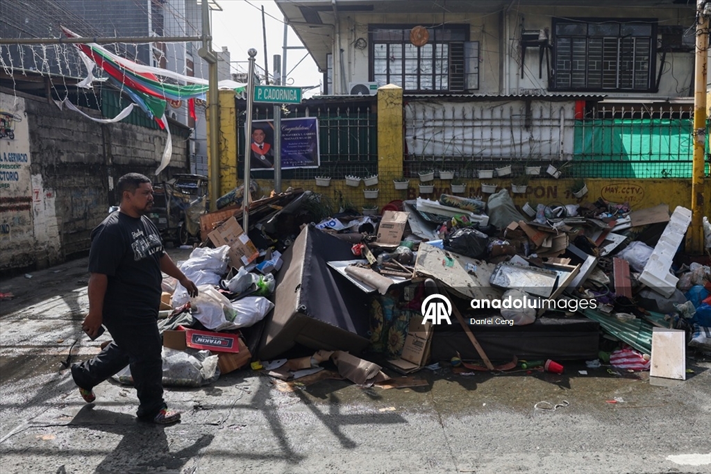 Filipinler’in başkenti Manila’da Süper Tayfun Fung-Wong, şiddetli yağış ve rüzgarlarla hayatı olumsuz etkiledi
