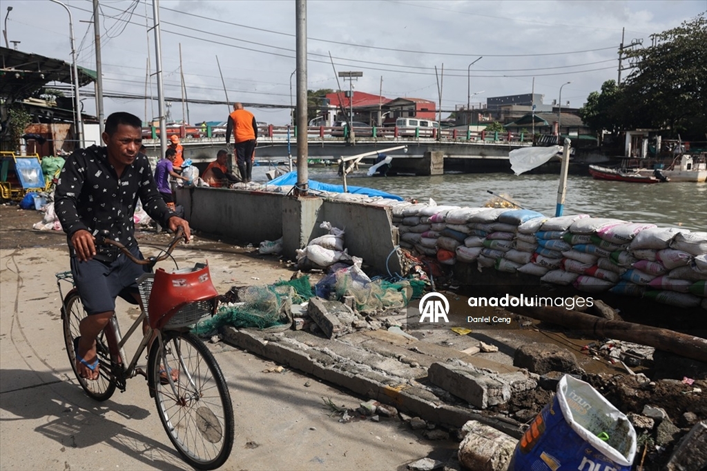 Filipinler’in başkenti Manila’da Süper Tayfun Fung-Wong, şiddetli yağış ve rüzgarlarla hayatı olumsuz etkiledi