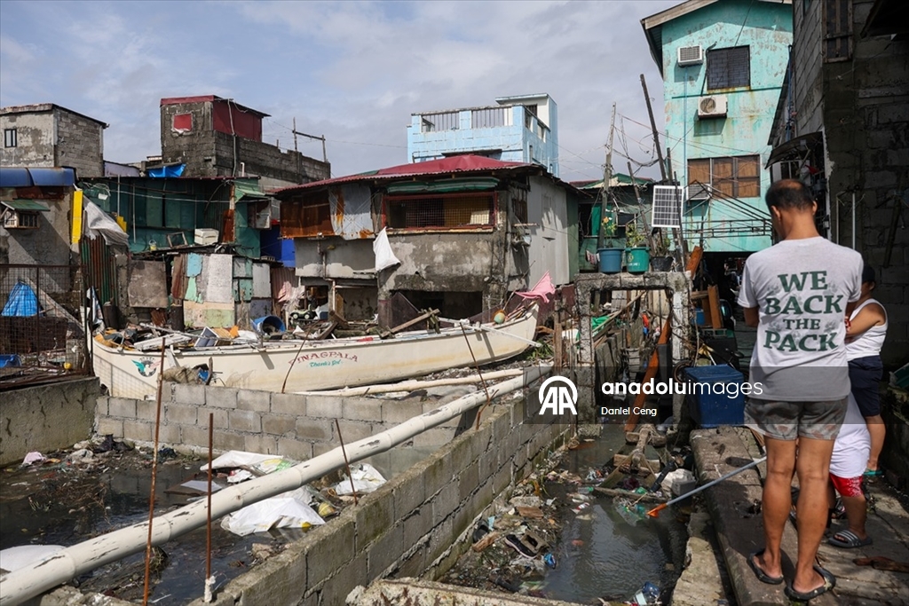 Filipinler’in başkenti Manila’da Süper Tayfun Fung-Wong, şiddetli yağış ve rüzgarlarla hayatı olumsuz etkiledi