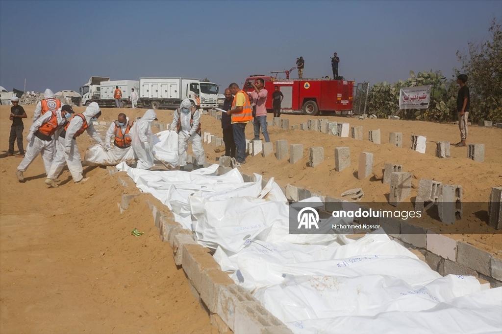 Gazze’de kimliği belirlenemeyen 38 Filistinli toplu mezara defnedildi