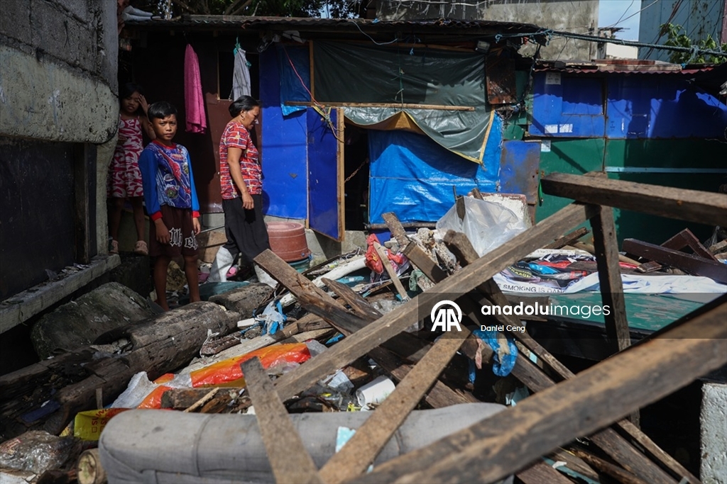 Filipinler’in başkenti Manila’da Süper Tayfun Fung-Wong, şiddetli yağış ve rüzgarlarla hayatı olumsuz etkiledi