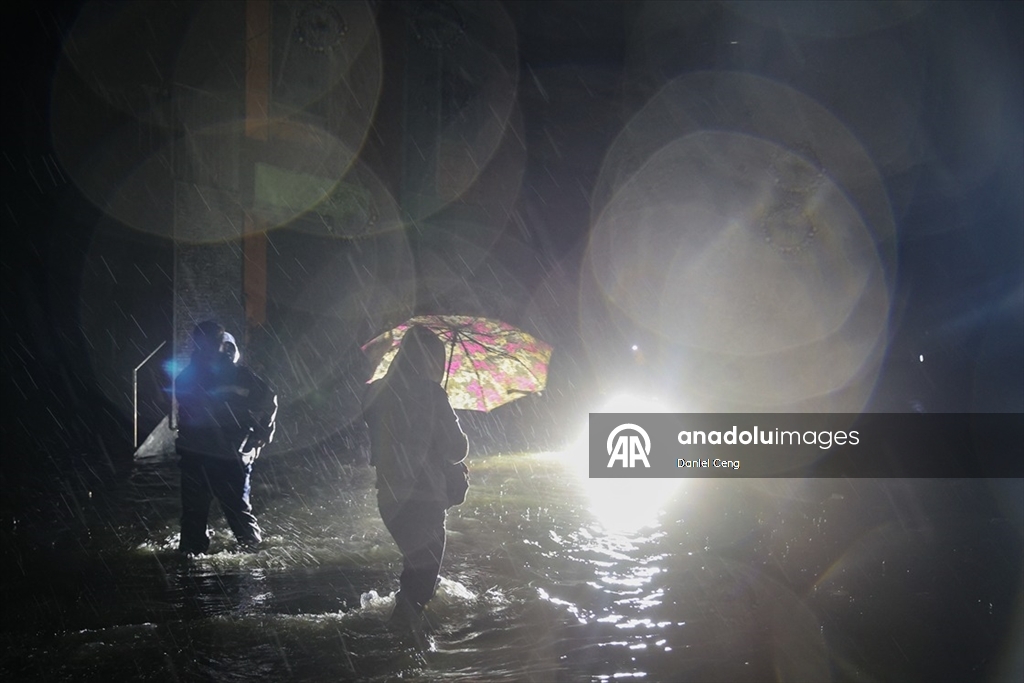 Filipinler’in başkenti Manila’da Süper Tayfun Fung-Wong, şiddetli yağış ve rüzgarlarla hayatı olumsuz etkiledi