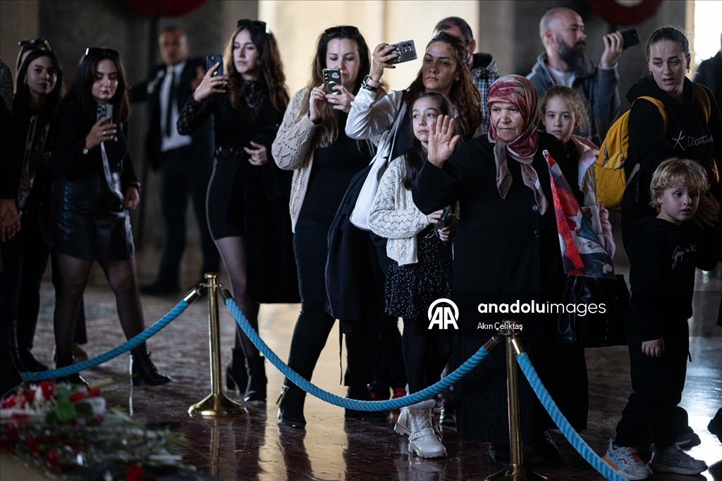 Anıtkabir'de ziyaretçi akını