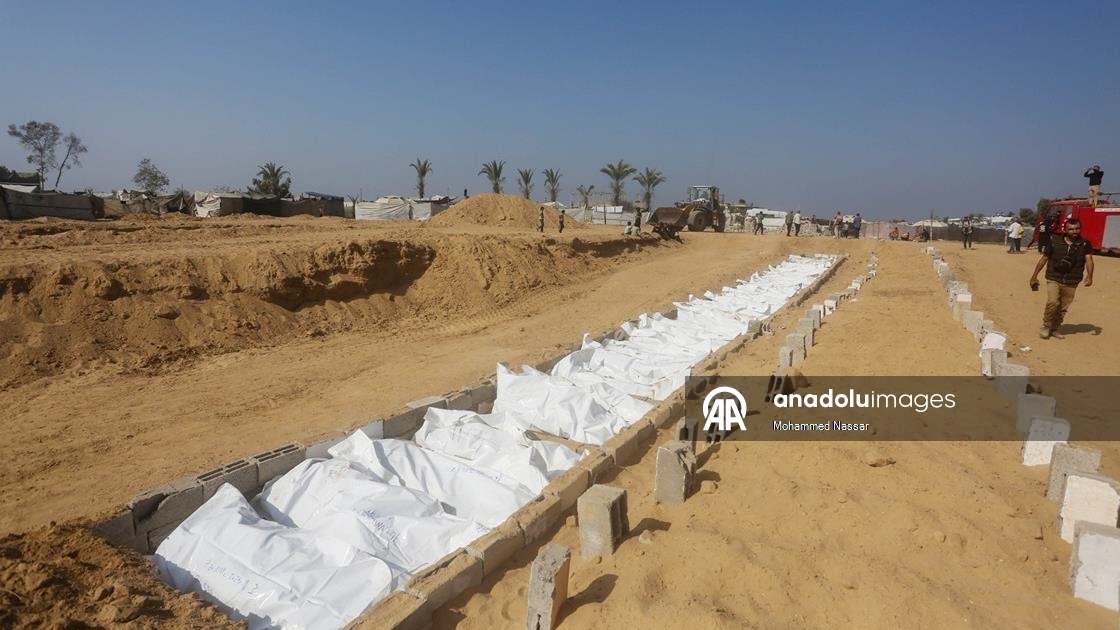 Gazze’de kimliği belirlenemeyen 38 Filistinli toplu mezara defnedildi