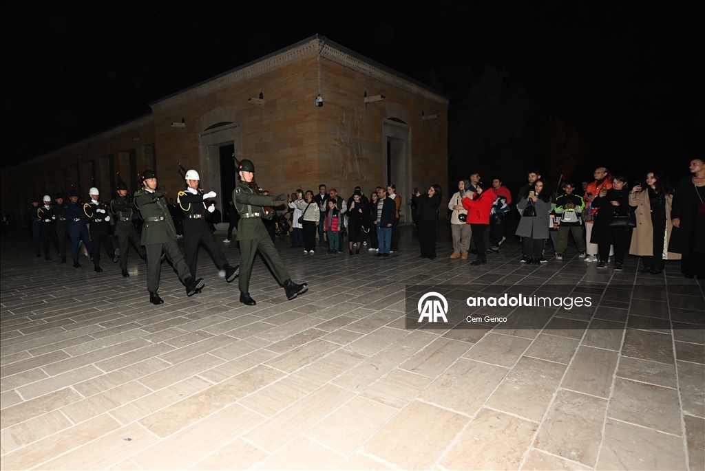 Anıtkabir'de ziyaretçi akını