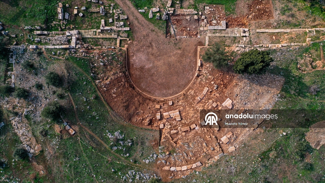 Gölyazı'daki antik tiyatroda seyirci basamakları orijinal yerlerine yerleştiriliyor