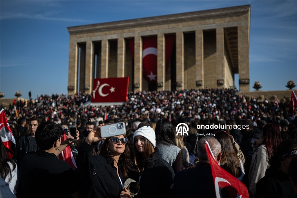Anıtkabir'de ziyaretçi akını