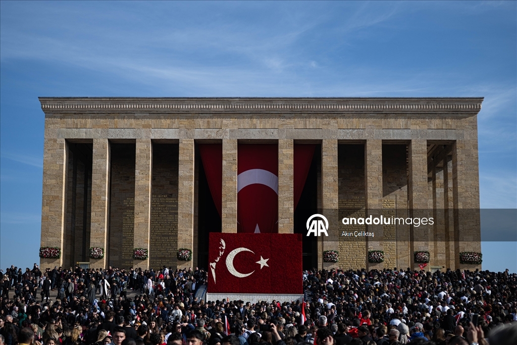 Anıtkabir'de ziyaretçi akını