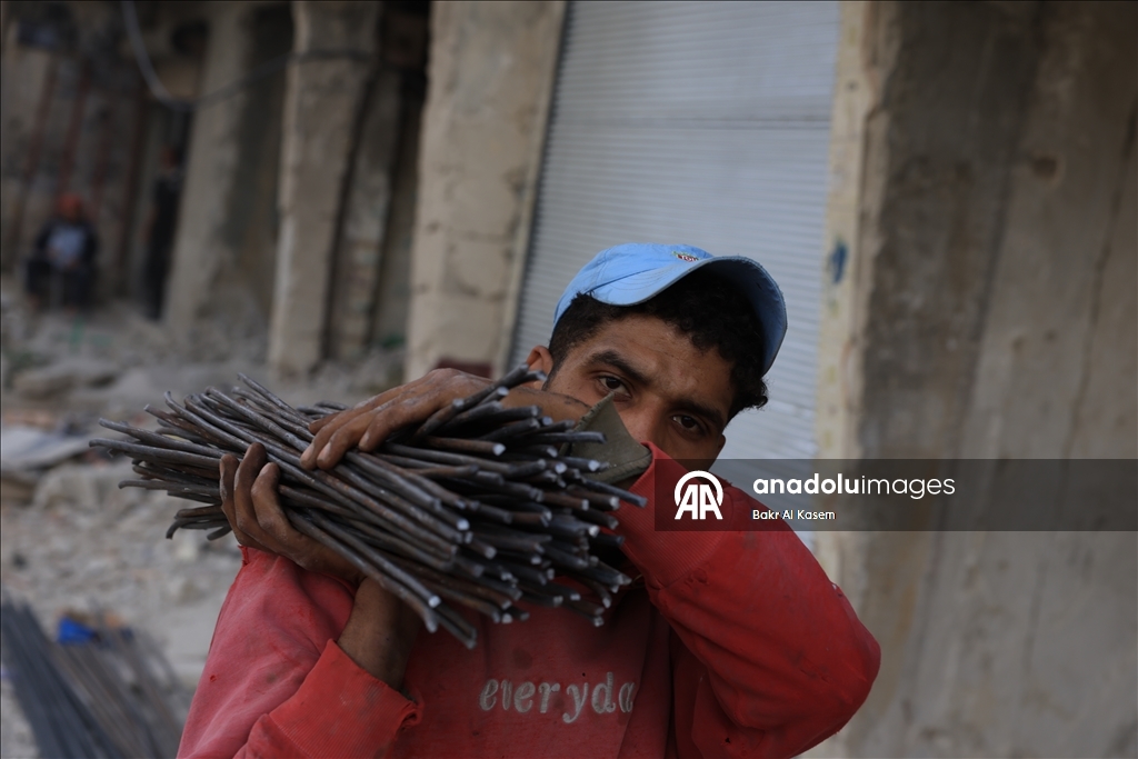Syrians rebuild war-damaged homes in damascus with their own means