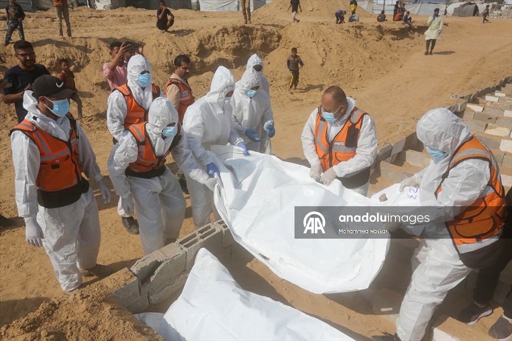 Gazze’de kimliği belirlenemeyen 38 Filistinli toplu mezara defnedildi