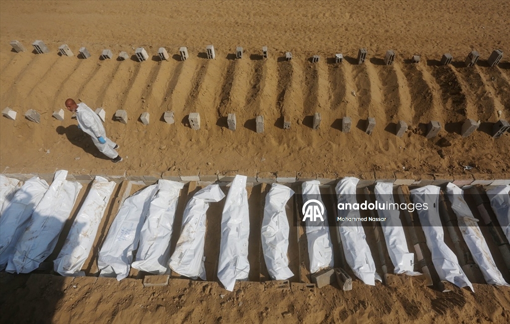 Gazze’de kimliği belirlenemeyen 38 Filistinli toplu mezara defnedildi