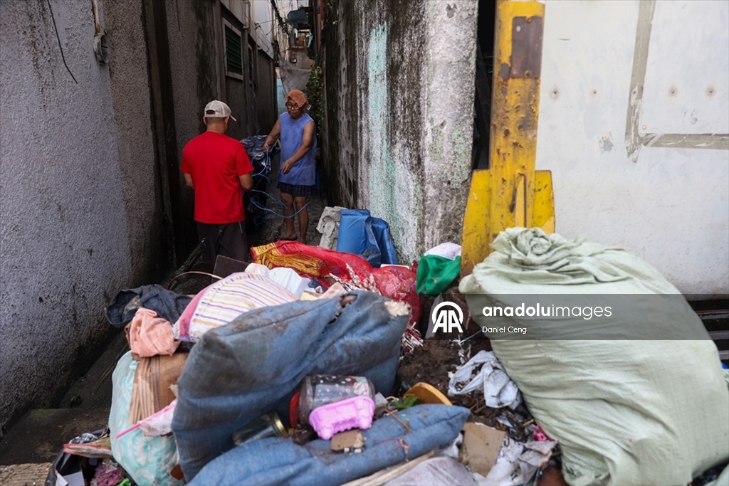 Filipinler’in başkenti Manila’da Süper Tayfun Fung-Wong, şiddetli yağış ve rüzgarlarla hayatı olumsuz etkiledi
