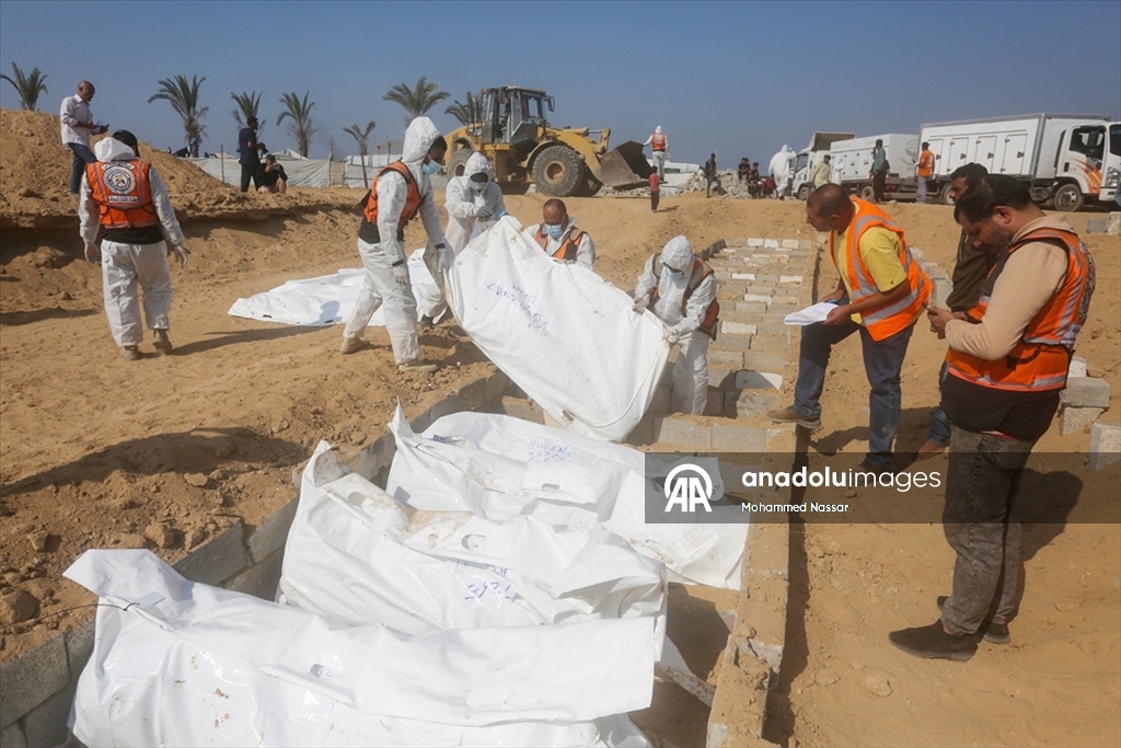 Gazze’de kimliği belirlenemeyen 38 Filistinli toplu mezara defnedildi