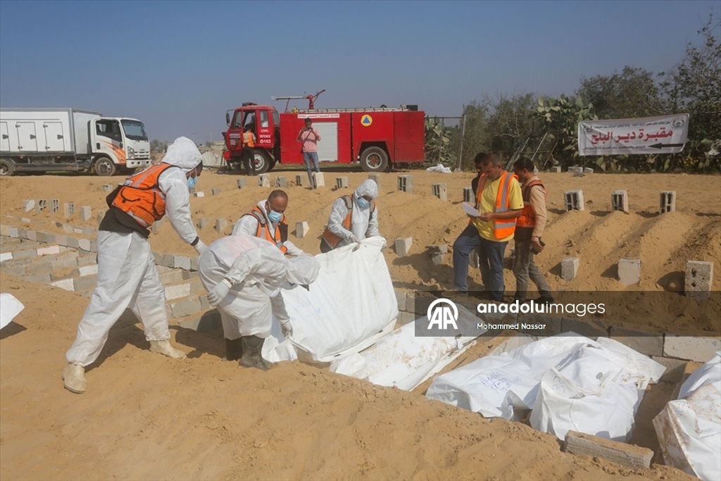 Gazze’de kimliği belirlenemeyen 38 Filistinli toplu mezara defnedildi