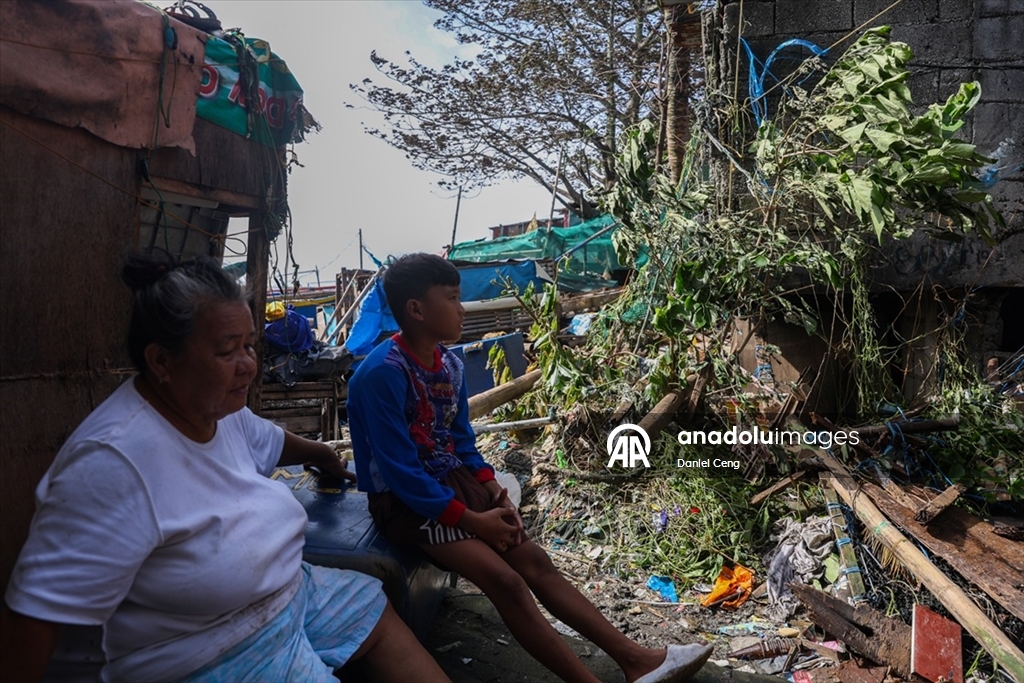 Filipinler’in başkenti Manila’da Süper Tayfun Fung-Wong, şiddetli yağış ve rüzgarlarla hayatı olumsuz etkiledi