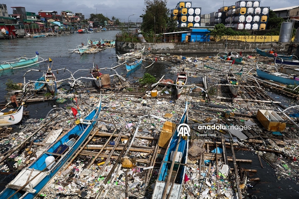 Filipinler’in başkenti Manila’da Süper Tayfun Fung-Wong, şiddetli yağış ve rüzgarlarla hayatı olumsuz etkiledi
