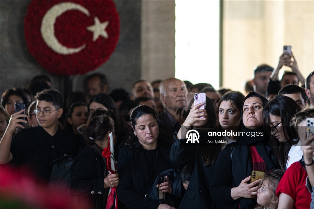 Anıtkabir'de ziyaretçi akını