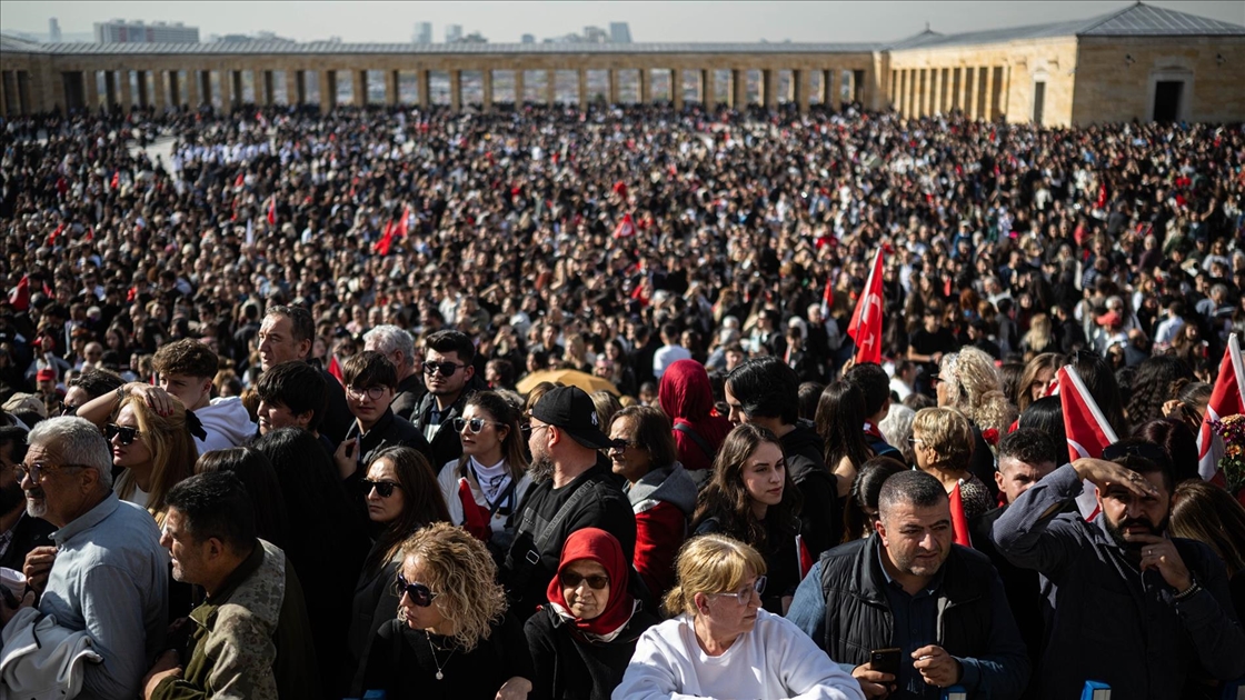 Anıtkabir'de ziyaretçi akını
