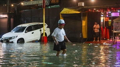 Filipinler’in başkenti Manila’da Süper Tayfun Fung-Wong, şiddetli yağış ve rüzgarlarla hayatı olumsuz etkiledi