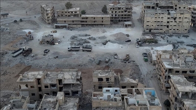 Suriyeliler savaşta yıkılan binaların enkazından tuğla üreterek evlerini yeniden inşa etmeye çalışıyor