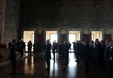 Ji bo Serokê Mezin Ataturk li Anitkabîrê merasima dewletê hat lidarxistin