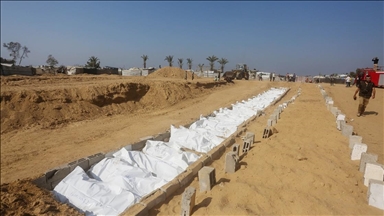 Gazze’de kimliği belirlenemeyen 38 Filistinli toplu mezara defnedildi