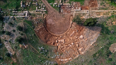 Gölyazı'daki antik tiyatroda seyirci basamakları orijinal yerlerine yerleştiriliyor