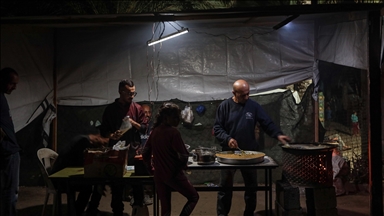 İsrail'in karanlığa gömdüğü Gazze'de günlük yaşam