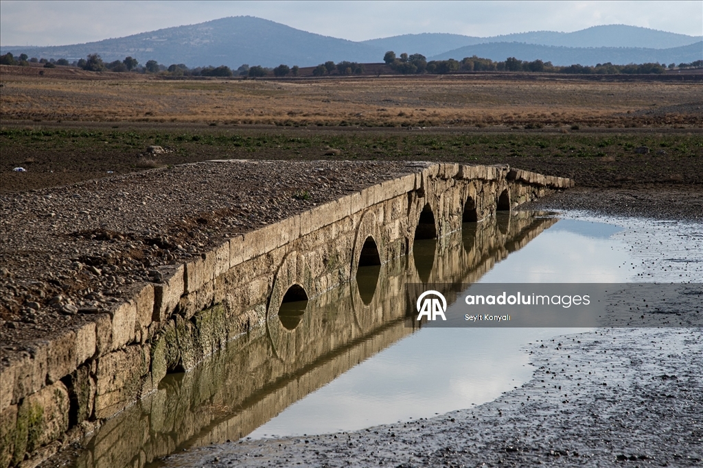 Apa Barajı’nda sular çekildi, 600 yıllık Osmanlı köprüsü yeniden gün yüzüne çıktı