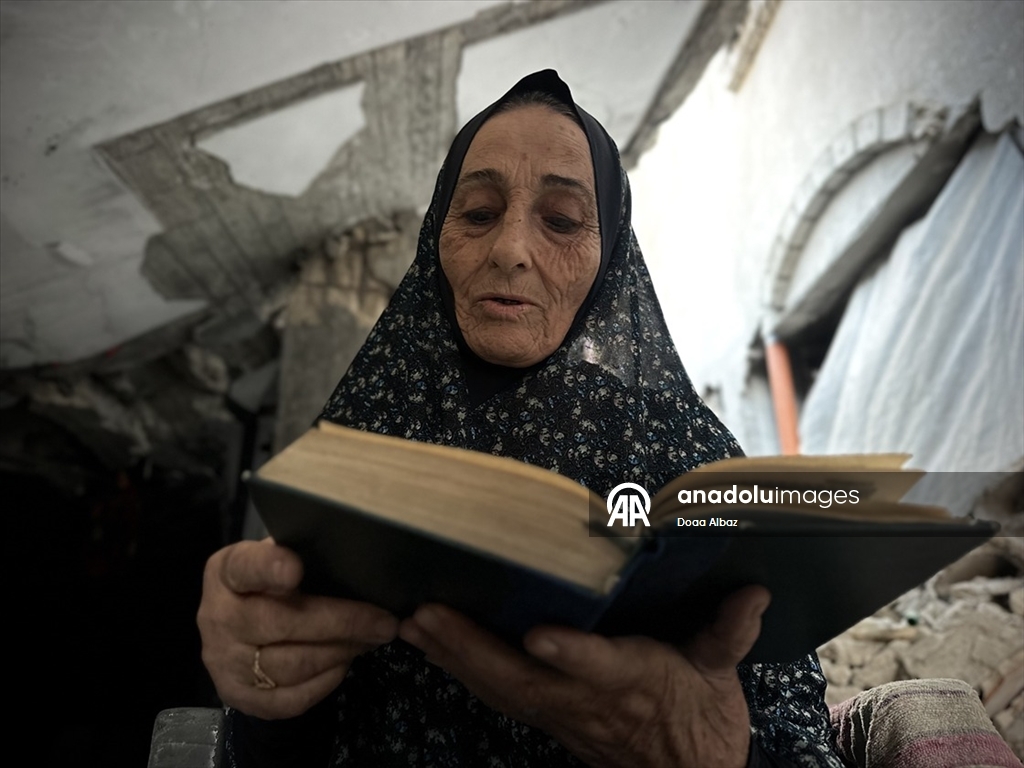 Filistinli çift İsrail saldırısı sonucu yıkılan evlerinin enkazında yaşamlarını sürdürüyor