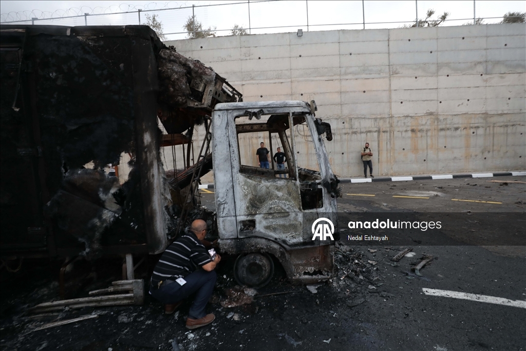 Filistin topraklarını gasbeden İsrailliler Batı Şeria'da Filistinlilerin araçlarını kundakladı