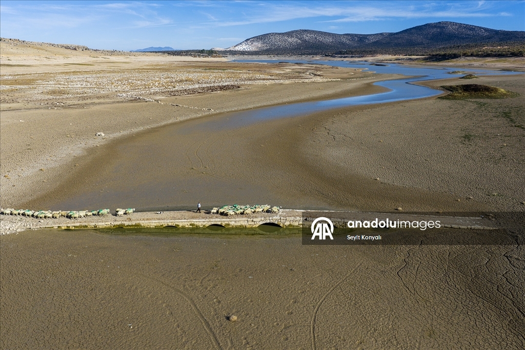 Apa Barajı’nda sular çekildi, 600 yıllık Osmanlı köprüsü yeniden gün yüzüne çıktı