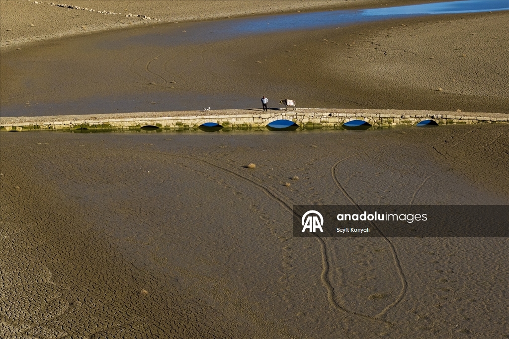 Apa Barajı’nda sular çekildi, 600 yıllık Osmanlı köprüsü yeniden gün yüzüne çıktı