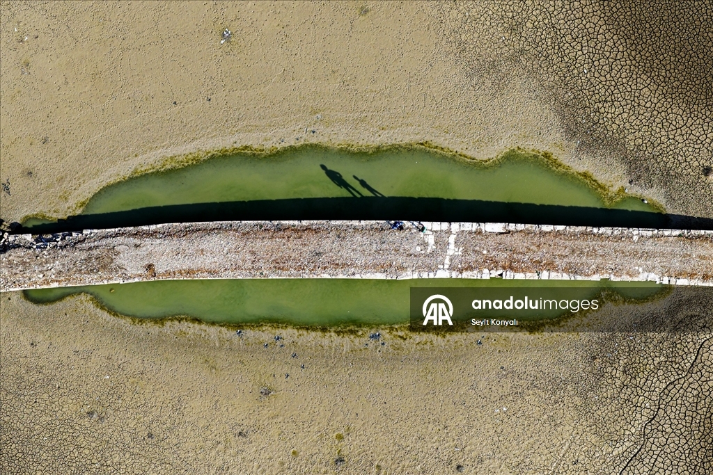 Apa Barajı’nda sular çekildi, 600 yıllık Osmanlı köprüsü yeniden gün yüzüne çıktı
