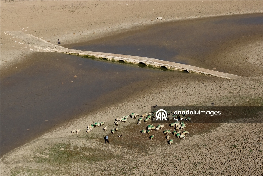 Apa Barajı’nda sular çekildi, 600 yıllık Osmanlı köprüsü yeniden gün yüzüne çıktı