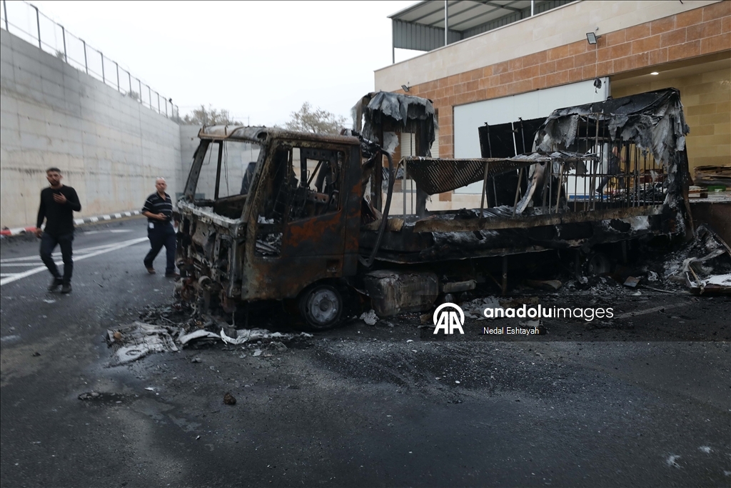 Filistin topraklarını gasbeden İsrailliler Batı Şeria'da Filistinlilerin araçlarını kundakladı