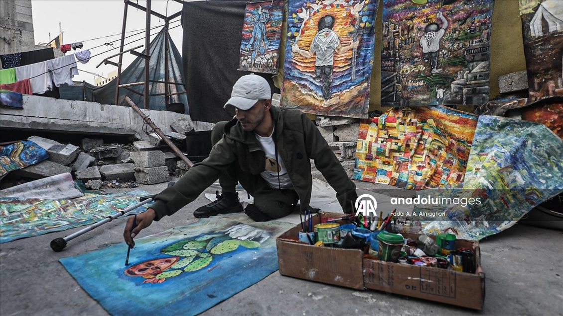 İsrail saldırısında bir bacağını kaybeden Filistini Cihad, sanatını icra etmeye devam ediyor