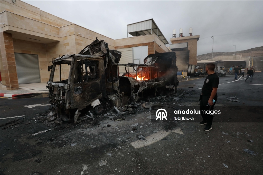 Filistin topraklarını gasbeden İsrailliler Batı Şeria'da Filistinlilerin araçlarını kundakladı