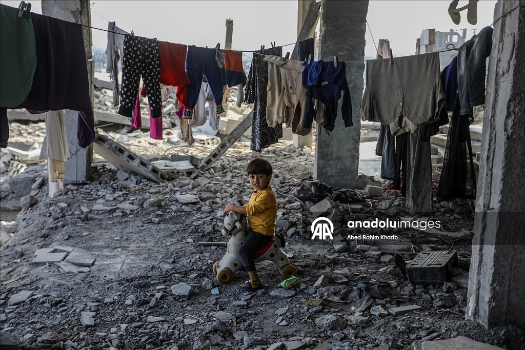 İsrail’in çekildiği el-Ketibe bölgesinde Filistinliler yıkılmış evlerine dönüyor