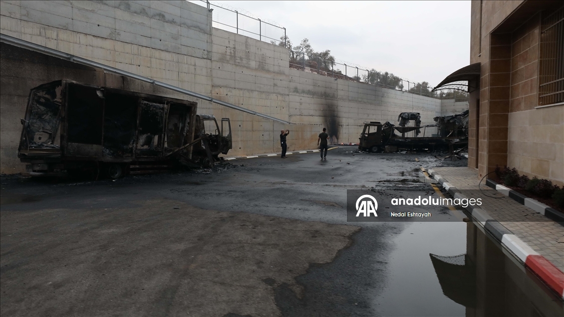 Filistin topraklarını gasbeden İsrailliler Batı Şeria'da Filistinlilerin araçlarını kundakladı