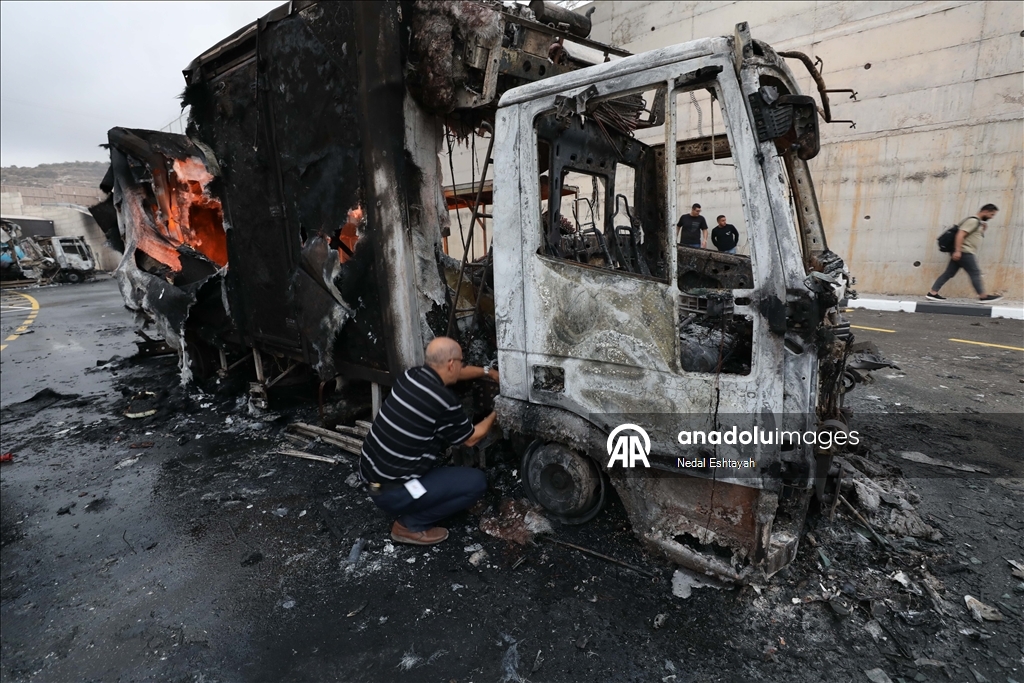 Filistin topraklarını gasbeden İsrailliler Batı Şeria'da Filistinlilerin araçlarını kundakladı
