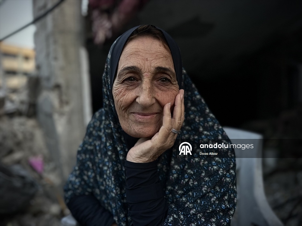 Filistinli çift İsrail saldırısı sonucu yıkılan evlerinin enkazında yaşamlarını sürdürüyor