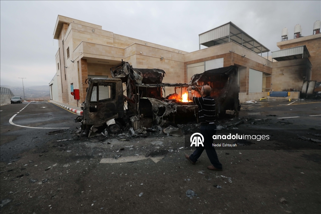 Filistin topraklarını gasbeden İsrailliler Batı Şeria'da Filistinlilerin araçlarını kundakladı