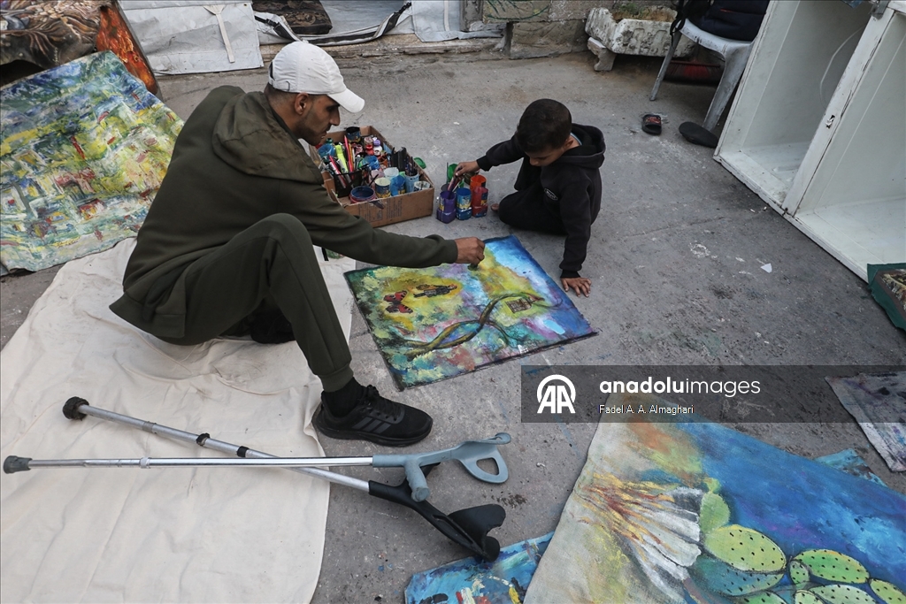 İsrail saldırısında bir bacağını kaybeden Filistini Cihad, sanatını icra etmeye devam ediyor