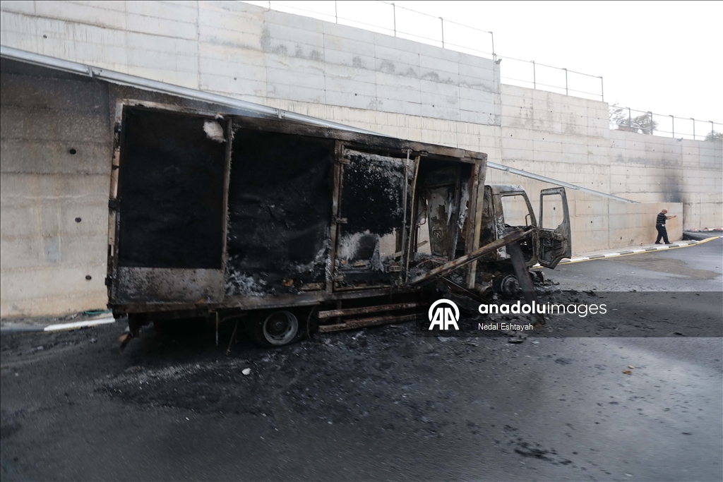 Filistin topraklarını gasbeden İsrailliler Batı Şeria'da Filistinlilerin araçlarını kundakladı